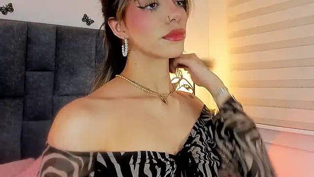 Snapshot of Violetta_Ficher chatting on September 28, 2025, 2:18 am Violetta Ficher online show from September 28, 2025, 2:18 am