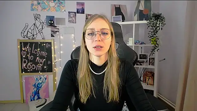 VeronicaAndersen online show from March 16, 2025, 8:43 pm