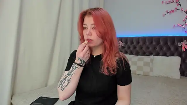 Snapshot of Ella_Mayers chatting on October 29, 2025, 1:32 pm Ella Mayers online show from October 29, 2025, 1:32 pm