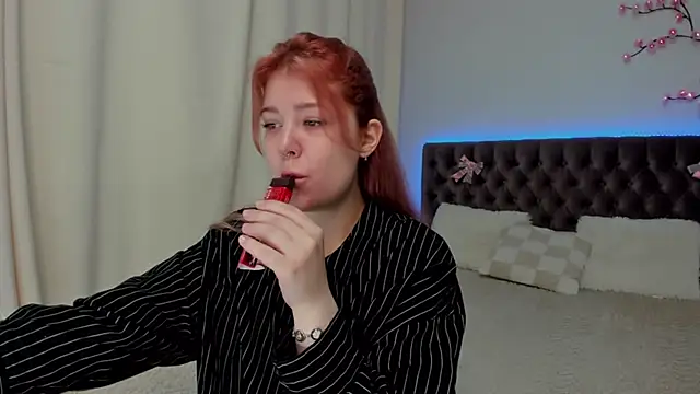 Ella Mayers online show from September 18, 2025, 12:30 pm
