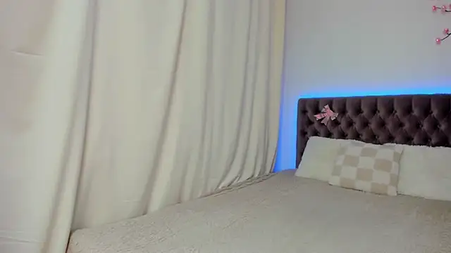 Snapshot of Ella_Mayers chatting on October 16, 2025, 12:35 pm Ella Mayers online show from October 16, 2025, 12:35 pm