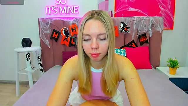 Snapshot of TessaAdorable chatting on October 30, 2025, 1:26 am TessaAdorable online show from October 30, 2025, 1:26 am