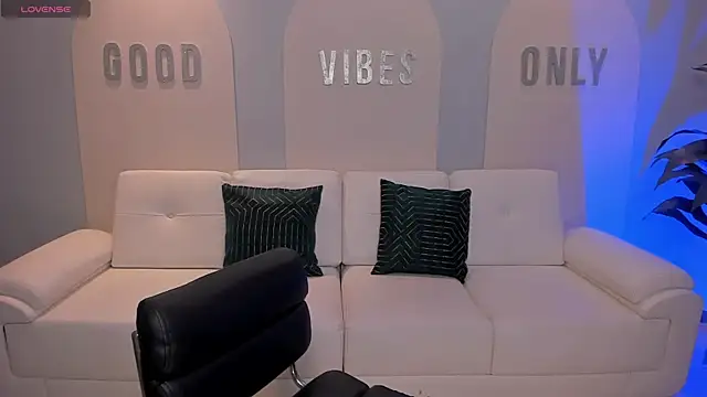 BeccaBaxter online show from April 17, 2026, 12:19 pm