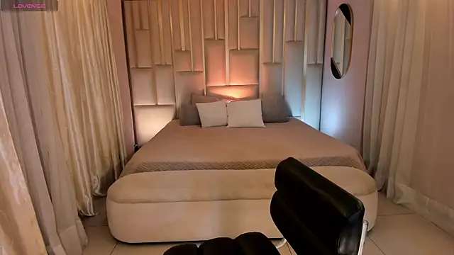 Snapshot of BeccaBaxter chatting on October 5, 2025, 12:40 pm BeccaBaxter online show from October 5, 2025, 12:40 pm