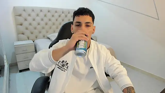 Snapshot of JhoanLeandro chatting on October 9, 2025, 5:52 am JhoanLeandro online show from October 9, 2025, 5:52 am