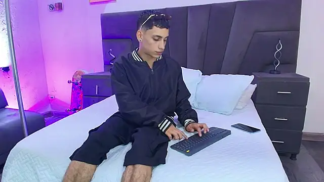 JhoanLeandro online show from February 10, 2025, 3:57 am