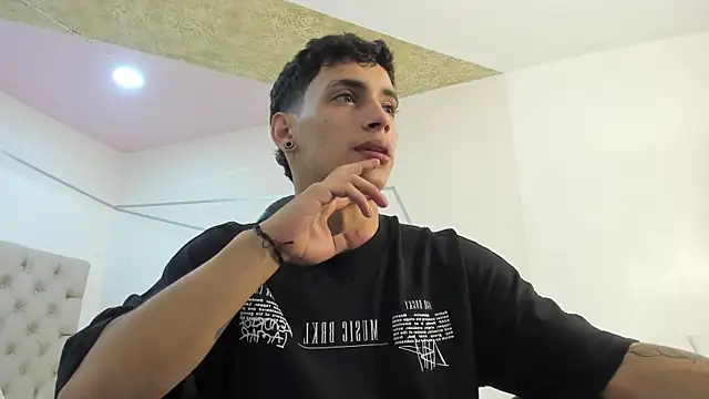 Snapshot of JhoanLeandro chatting on October 23, 2025, 4:11 am JhoanLeandro online show from October 23, 2025, 4:11 am