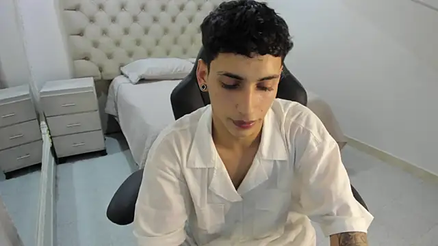 Snapshot of JhoanLeandro chatting on November 1, 2025, 6:08 am JhoanLeandro online show from November 1, 2025, 6:08 am