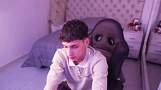 JhoanLeandro online show from April 14, 2026, 6:07 am