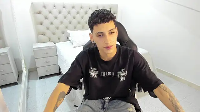 Snapshot of JhoanLeandro chatting on November 6, 2025, 5:22 am JhoanLeandro online show from November 6, 2025, 5:22 am