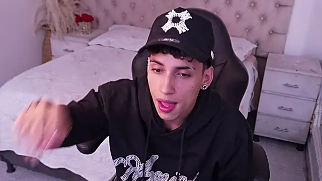 JhoanLeandro online show from March 24, 2026, 6:13 am