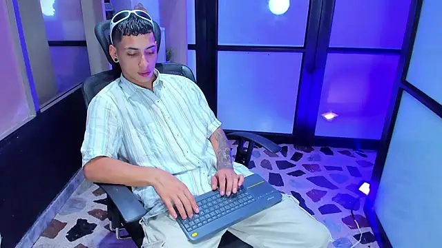 JhoanLeandro online show from February 15, 2025, 4:47 am