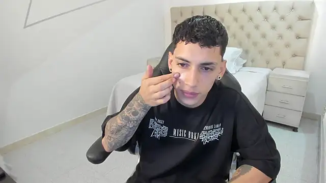 Snapshot of JhoanLeandro chatting on September 23, 2025, 5:36 am JhoanLeandro online show from September 23, 2025, 5:36 am