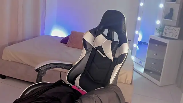 leahaltomm online show from February 20, 2025, 8:47 pm