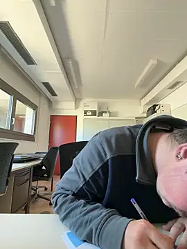 colin1277 online show from April 22, 2026, 10:33 am
