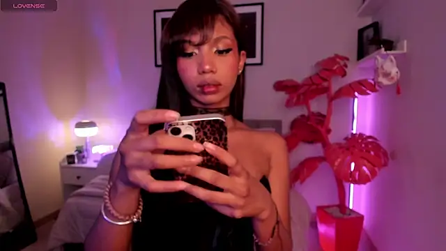Gigi Strawberry online show from May 15, 2026, 6:33 am