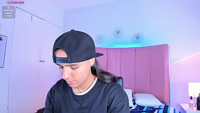 Liiam smith  online show from October 1, 2025, 12:53 pm