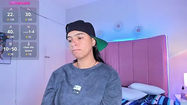 Liiam smith  online show from October 12, 2025, 1:23 pm