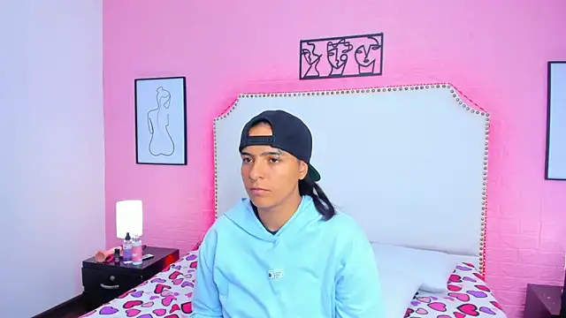 Snapshot of _Emma_whiitee_ chatting on October 15, 2025, 12:35 pm Emma whiitee online show from October 15, 2025, 12:35 pm