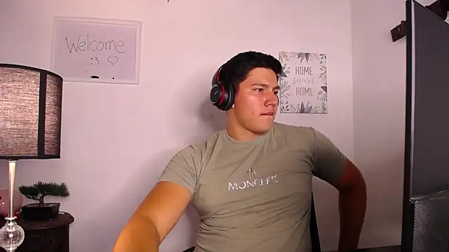 Snapshot of JamesCr_ chatting on October 8, 2025, 2:46 am JamesCr  online show from October 8, 2025, 2:46 am