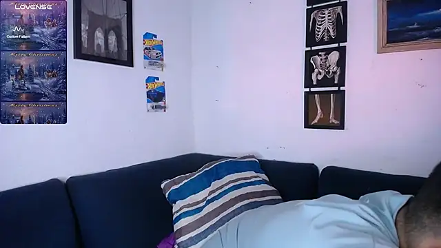 JamesCr  online show from December 18, 2025, 11:08 pm