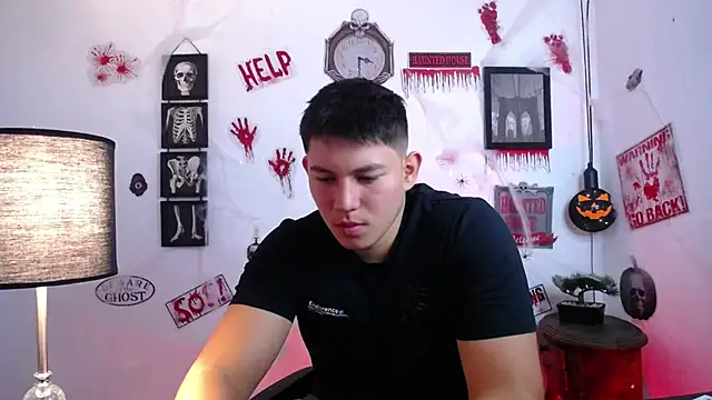 Snapshot of JamesCr_ chatting on October 29, 2025, 11:20 am JamesCr  online show from October 29, 2025, 11:20 am