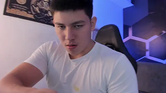 Snapshot of JamesCr_ chatting on September 24, 2025, 3:02 am JamesCr  online show from September 24, 2025, 3:02 am