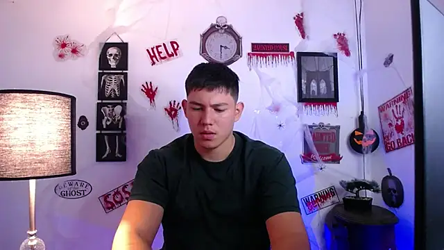 Snapshot of JamesCr_ chatting on October 31, 2025, 11:18 am JamesCr  online show from October 31, 2025, 11:18 am