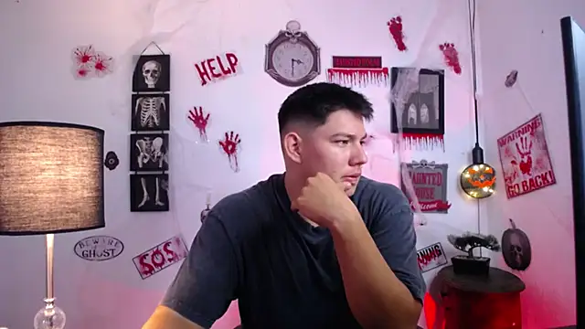 Snapshot of JamesCr_ chatting on October 27, 2025, 12:17 pm JamesCr  online show from October 27, 2025, 12:17 pm