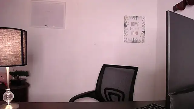 Snapshot of JamesCr_ chatting on October 4, 2025, 3:30 am JamesCr  online show from October 4, 2025, 3:30 am