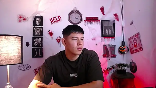 Snapshot of JamesCr_ chatting on October 30, 2025, 10:13 am JamesCr  online show from October 30, 2025, 10:13 am