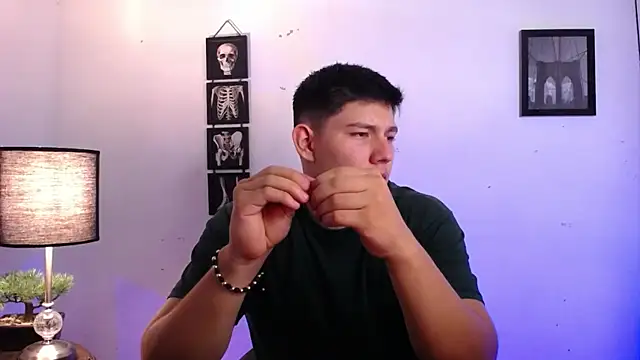 Snapshot of JamesCr_ chatting on November 4, 2025, 1:53 am JamesCr  online show from November 4, 2025, 1:53 am