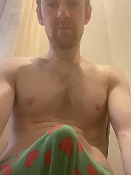 LynnAhNight online show from October 19, 2025, 4:15 am