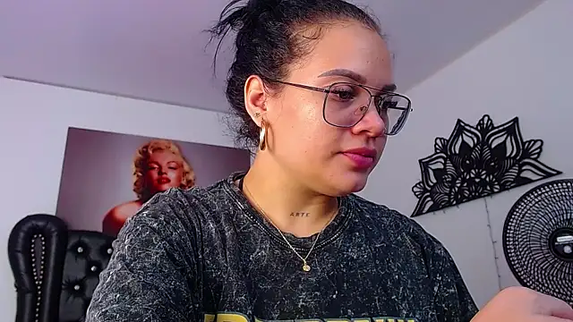 Snapshot of Taliana36 chatting on March 19, 2025, 1:18 pm Taliana36 online show from March 19, 2025, 1:18 pm