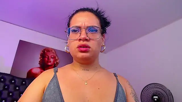 Snapshot of Taliana36 chatting on February 5, 2025, 12:49 pm Taliana36 online show from February 5, 2025, 12:49 pm