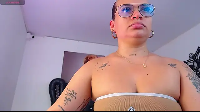 Snapshot of Taliana36 chatting on October 18, 2025, 12:07 pm Taliana36 online show from October 18, 2025, 12:07 pm