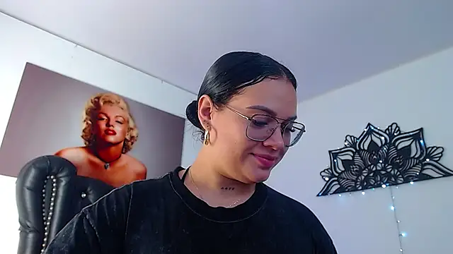 Snapshot of Taliana36 chatting on February 21, 2025, 1:11 pm Taliana36 online show from February 21, 2025, 1:11 pm