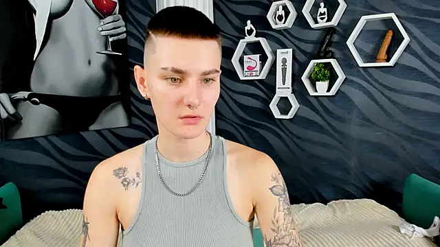 LindaBryantt online show from February 9, 2025, 3:12 pm