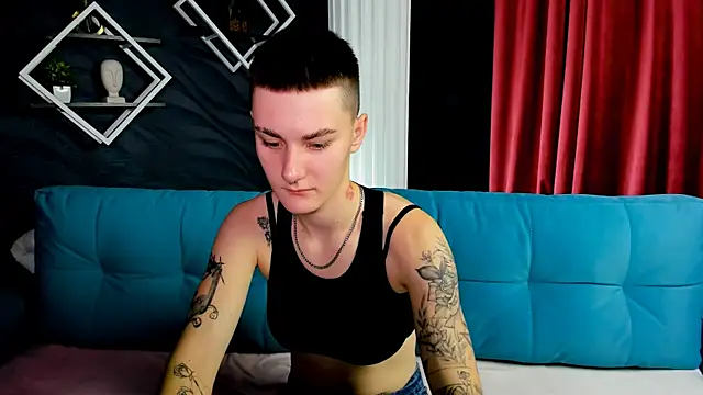 LindaBryantt online show from February 16, 2025, 1:38 pm