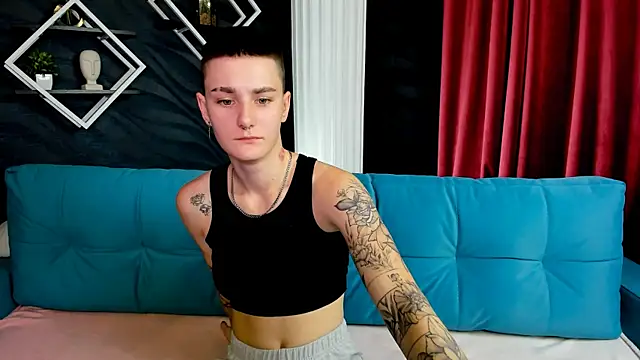 LindaBryantt online show from February 18, 2025, 1:33 pm