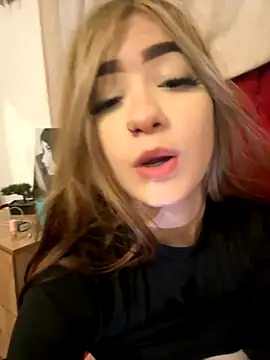 Snapshot of akirahattori chatting on October 19, 2025, 10:23 pm akirahattori online show from October 19, 2025, 10:23 pm