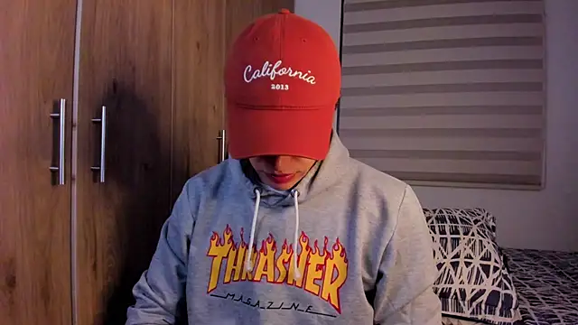 Snapshot of Mastrangelo_xxx chatting on October 17, 2025, 3:54 am Mastrangelo xxx online show from October 17, 2025, 3:54 am