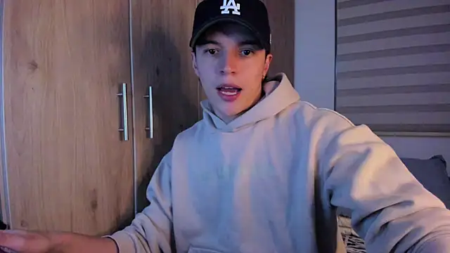 Snapshot of Mastrangelo_xxx chatting on September 19, 2025, 4:27 am Mastrangelo xxx online show from September 19, 2025, 4:27 am