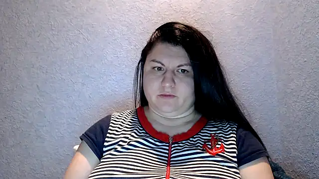 KiraSwee online show from November 12, 2025, 5:28 pm