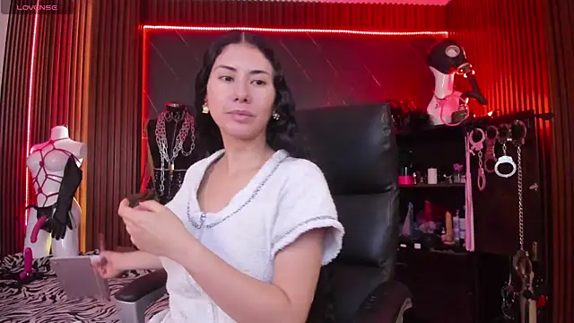 XiaQueen online show from December 17, 2025, 1:16 pm