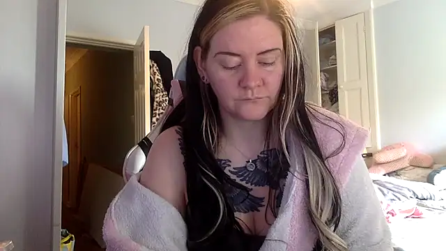 Snapshot of AureliaXOX chatting on February 5, 2025, 1:44 pm AureliaXOX online show from February 5, 2025, 1:44 pm