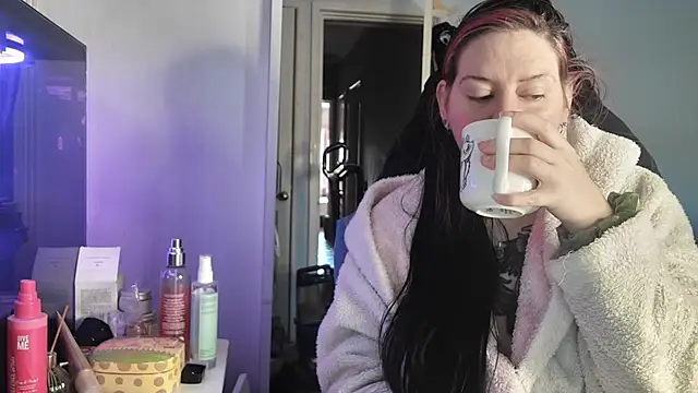 AureliaXOX online show from November 17, 2025, 9:02 am