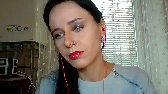 Snapshot of LuminousLady chatting on October 3, 2025, 1:23 pm LuminousLady online show from October 3, 2025, 1:23 pm