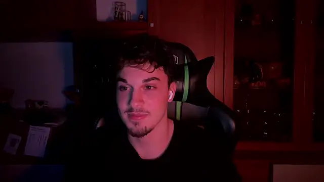 Snapshot of NaplesGuy04 chatting on February 19, 2025, 10:42 pm NaplesGuy04 online show from February 19, 2025, 10:42 pm