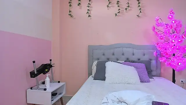 Snapshot of littletammy4u_ chatting on October 10, 2025, 12:28 pm littletammy4u online show from October 10, 2025, 12:28 pm